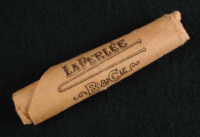 Negen lange dunne U-vormige haarspelden, in de originele wikkel, "La Perlée"