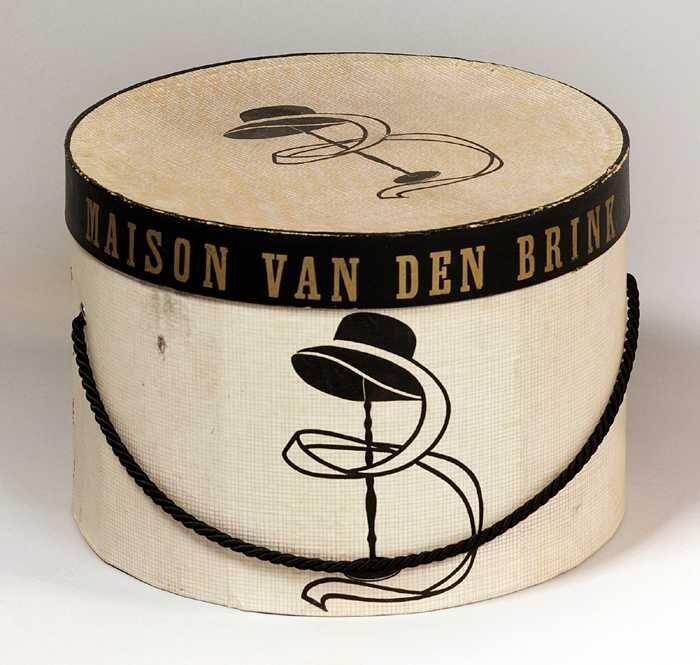 Ronde kartonnen hoedendoos met los deksel met "MAISON van den BRINK"