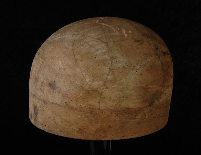 Hoedenmal van naturelkleurig hout onder- en bovendeel, onderzijdedrie gaten, "H. VLIEGER", "57"
