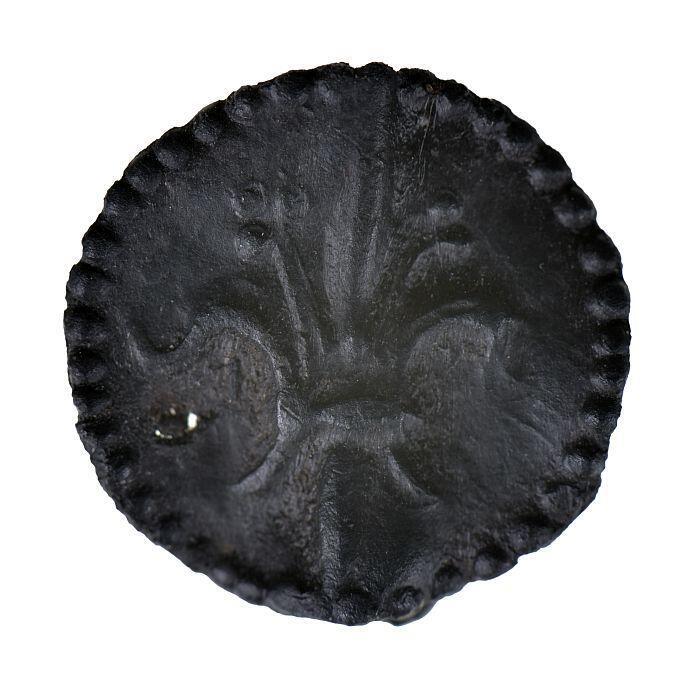 tinen broche met Franse lelie