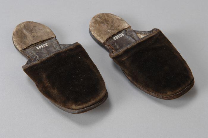 Kinderslippers of muiltje met bruin-grijs fluwelen bovenblad