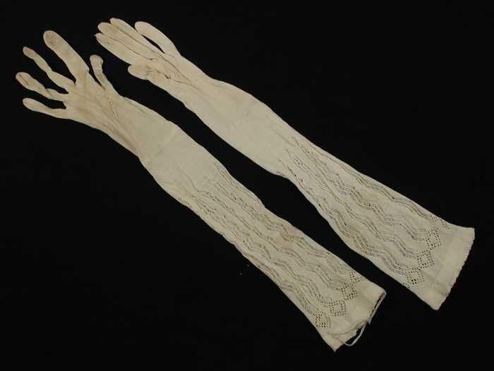 Lange crèmekleurige handschoenen, lengtepatroon in tricot en ajour