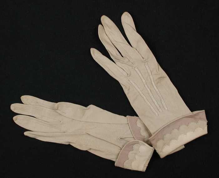 Paar korte dameshandschoenen van beige tricot katoen met omslag van geschulpte randen in drie tinen…