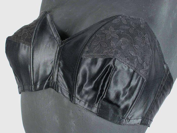 Zwarte strapless bustehouder, verticale baleinen, cups ingezet met zwart kant, elastische banden…