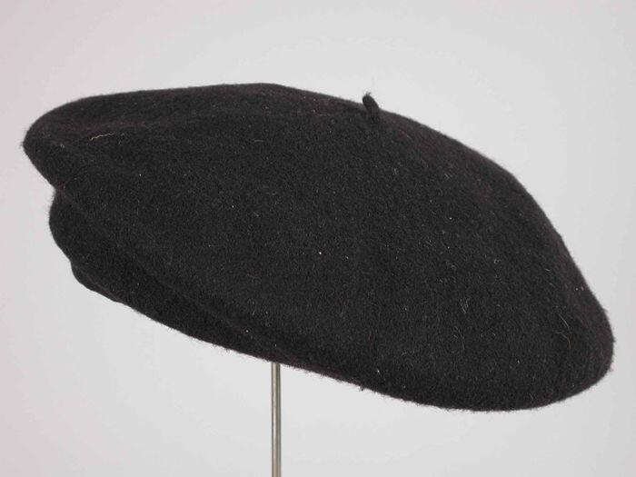 Zwarte alpinopet met voering van schotse ruit met vooral rood en blauw, van Dolf Henkes