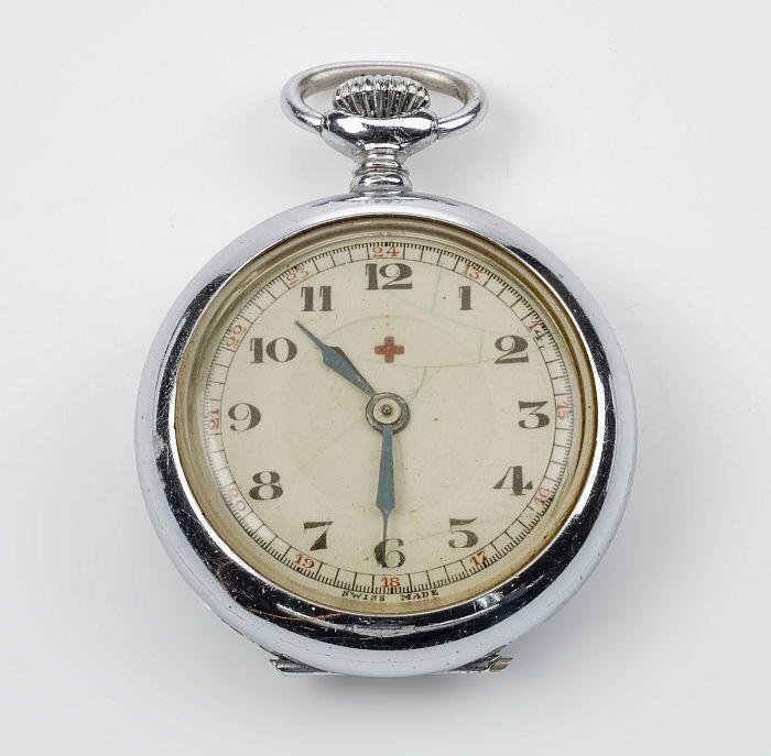 Klein zilverkleurig zakhorloge van het rode kruis, onderdeel van verpleegstersuniform 79467