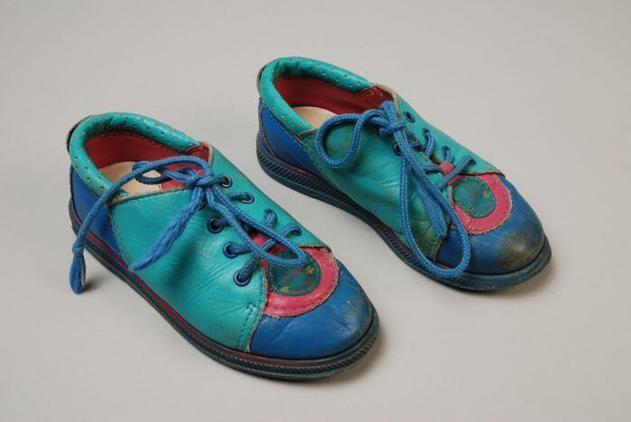 Paar kinderschoenen in turkooize, roze en blauw met vetersluiting en blauwe kunststofzool