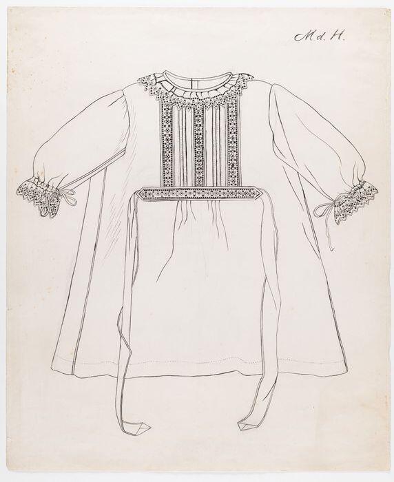 Ontwerp, tekening van gerende kinderjurk met voorpas, tailleband en manchetten met broderie, in…