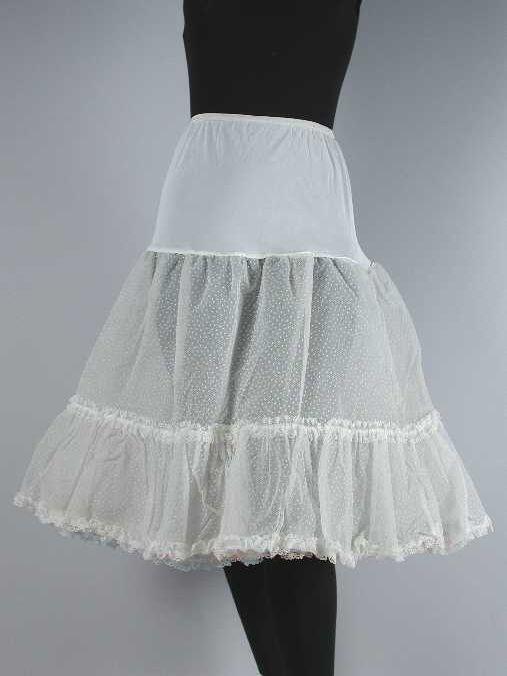 Witte nylonpetticoat, bovenlaag organza met witte stipjes met wit kant, daaronder twee lagen witte…