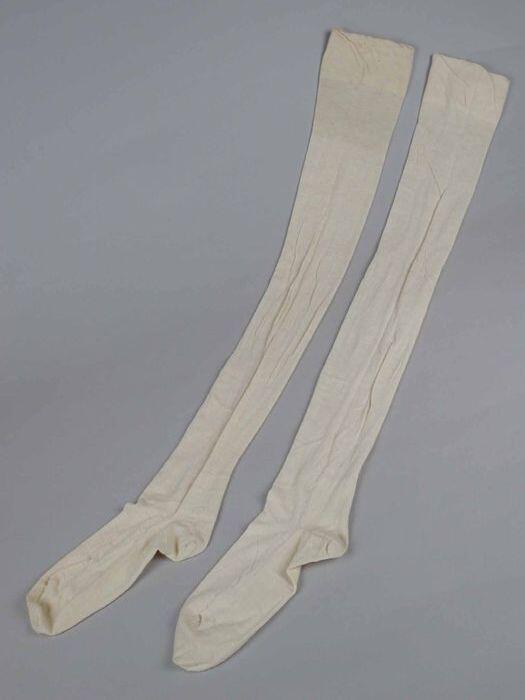 Paar lange kousen van lichtroze tricot wol