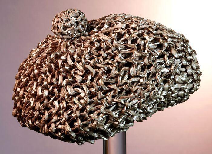 Baret van gebreid beige raffia met pompon