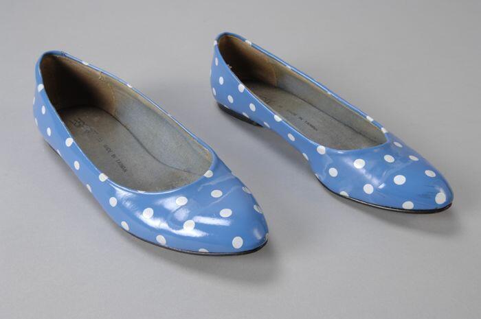 Platte damesschoenen, flatjes, van blauw imitatie lakleer met witte noppen, "Esprit"