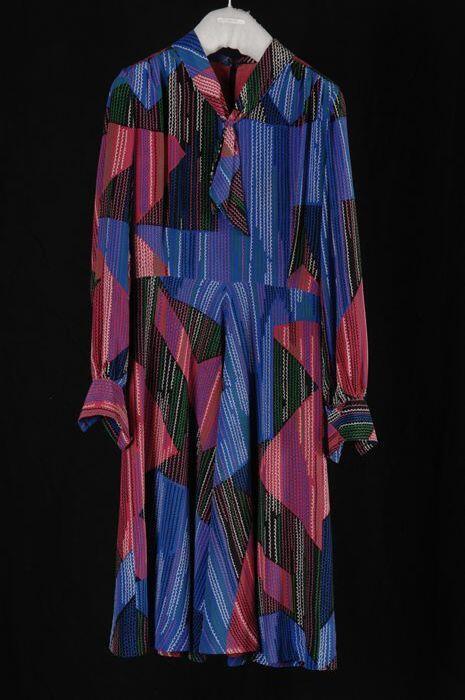 Knielange klokkende japon van synthetische crêpe in blauw, roze, zwart, wit en groen, lange mouwen…