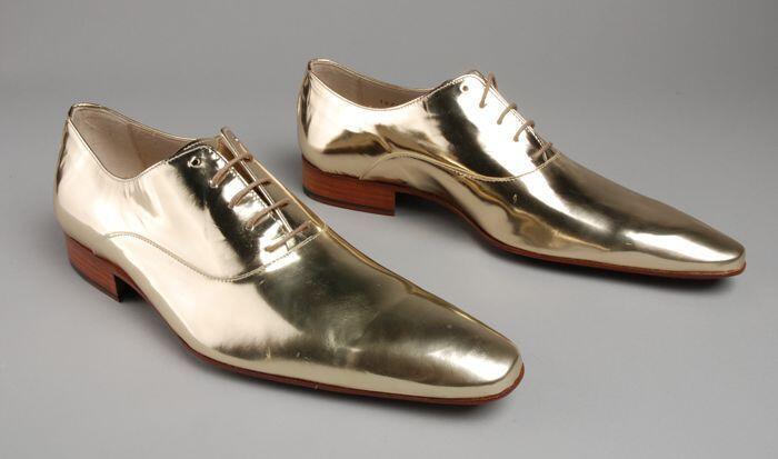 Paar herenschoenen van goud leer, met puntige lange neus, kleine hak, "Corbeau"