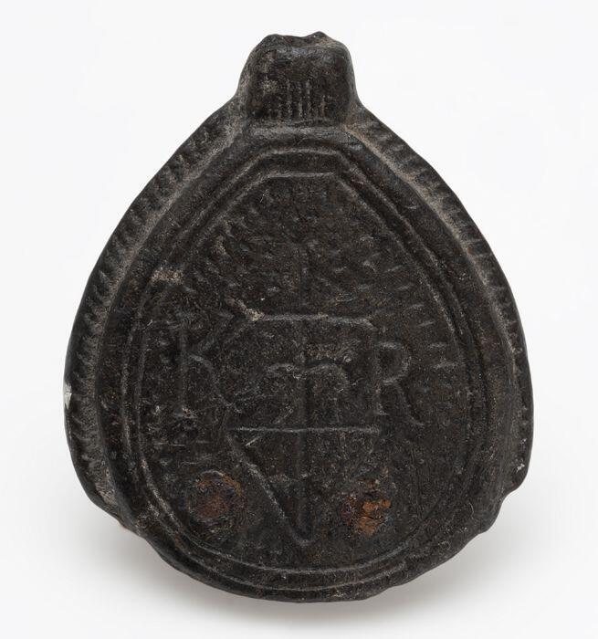 Riemtong met heilige en eigendomsmerk, beslag met huismerk