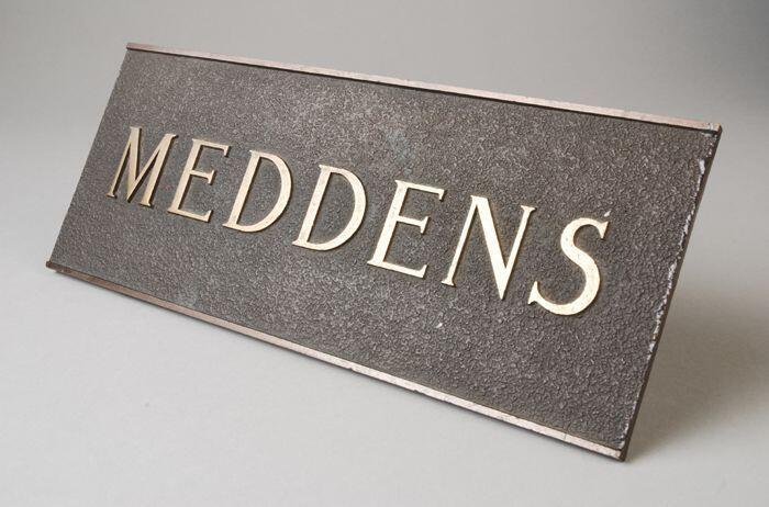 Koperen bord met "MEDDENS"