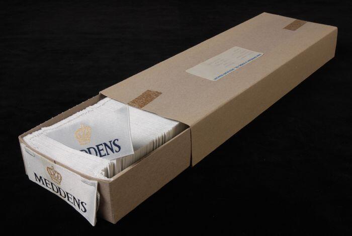 Kledinglabels met "Meddens", in een kartonnen doos