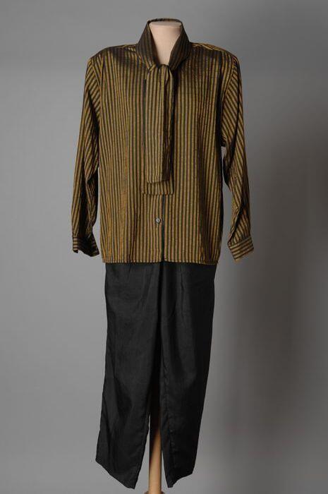 Ruime blouse met strikkraag, goudgeel en zwart streepdessin, met kuitlange bandplooibroek