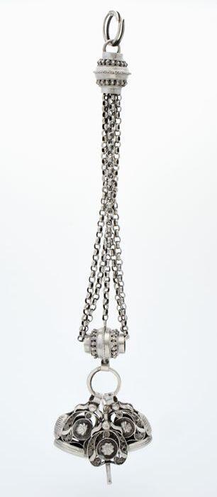 zilveren chatelaine met twee signets en horlogesleutel