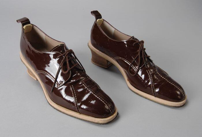 Bordeauxrode lakleren veterschoenen met wit stiksel en dikke siernaden over de neus, spekzolen en…