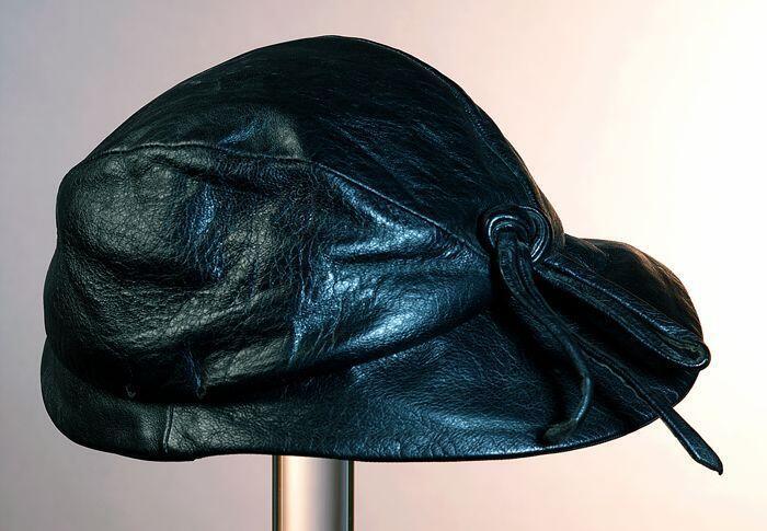 Fanny hat van soepel zwart leer