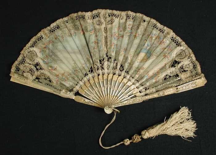 Vouwwaaier, benen montuur met goudkleurige decoratie, waaierblad van kant, beschilderd zijde…