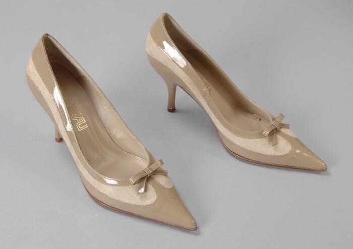 Paar beige tweekleurige pumps, hoge stiletto hak, "Corbeau"