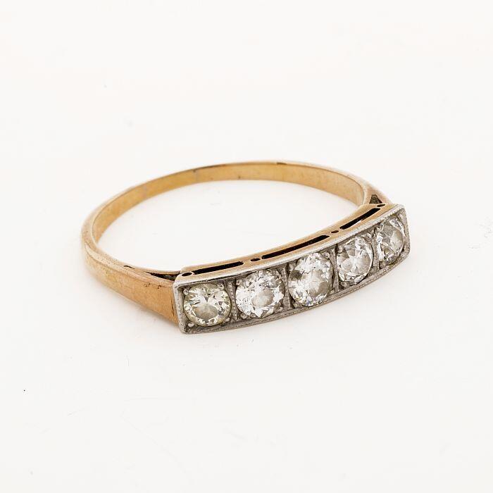 Gouden ring, bezet met vijf diamanten
