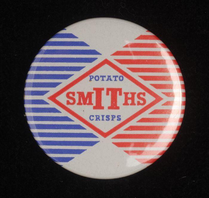 Ronde rood en blauwe button, met "Smiths potato crisps"