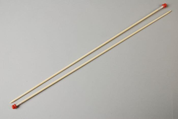 Paar ivoorkleurige kunststofbreinaalden met rode knop