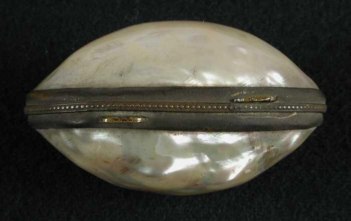 Kleine eivormige beurs van twee parelmoeren schelphelften met metalen rand en sluiting