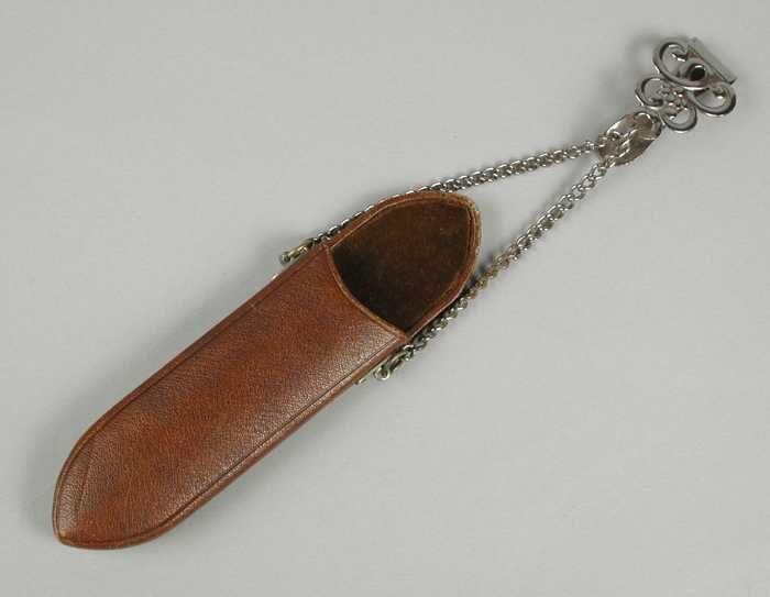 Brillenkoker, open verstevigde smalle huls met zilverkleurige schakelketting en ornamentele rokhaak