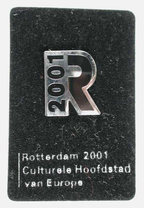 Speldje Rotterdam 2001 Culturele Hoofdstad van Europa: R-vorm met zwarte opdruk