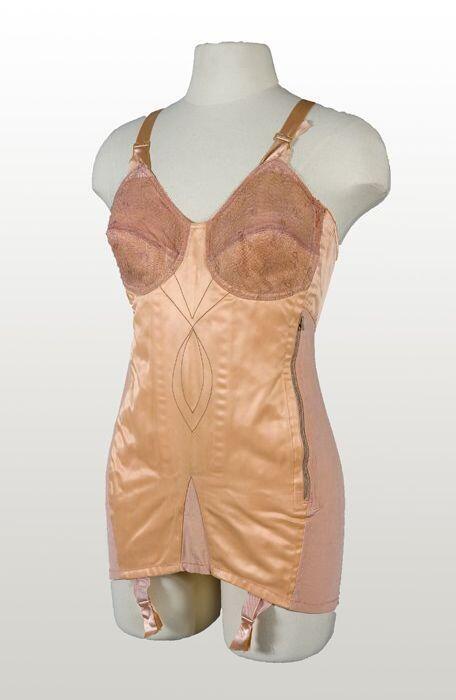 zalmroze elastisch corselet, achterpand satijn, voorzijdematglanzend met zwart sierstiksel,…