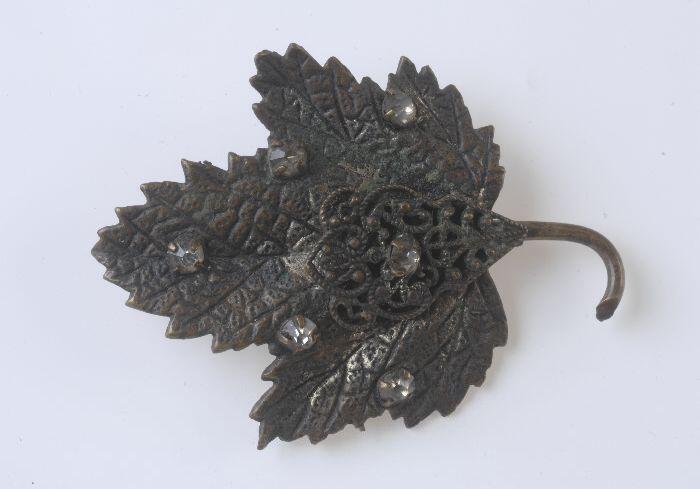 Broche in de vorm van een wijnblad, van Opoe Herfst