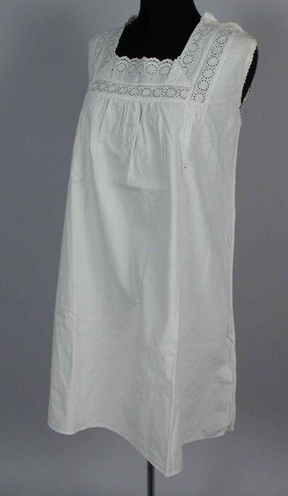 Halflange witte katoenen onderjurk met vierkante hals, geen mouwen, versierd met broderie,…