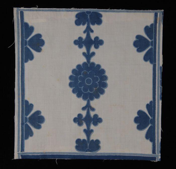 Stofstaal, katoen met tegelachtig dessin met bloemen in blauw, Kralingse katoenaatschappij, "2259"