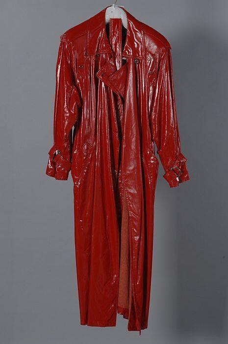 Trenchcoat, kuitlange jas van felrode lakstof