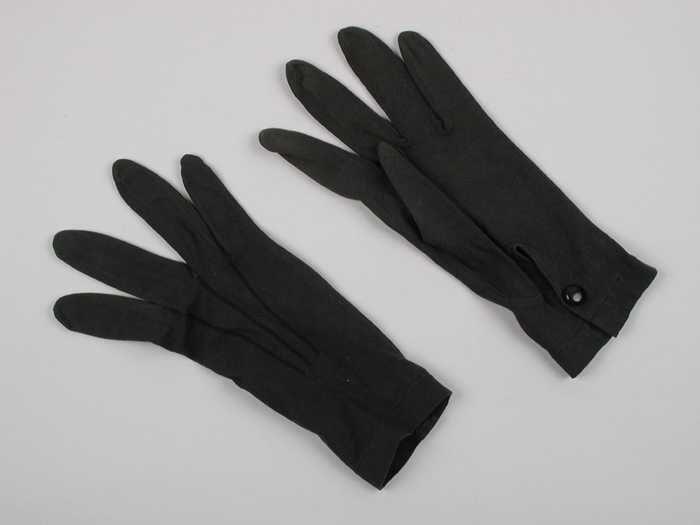 Paar korte herenrouwhandschoenen van zwart tricot katoen met zwarte drukknoop