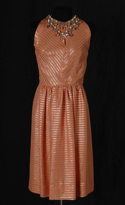 Knielange mouwloze avondjapon van zacht oranje georgette met goudlurex met geborduurde hals met…