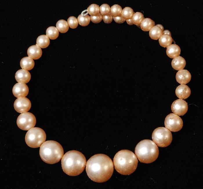 Armband, spiraalarmband met kunststofkralen met beige paarlemoerachtige laag, grootste in het…