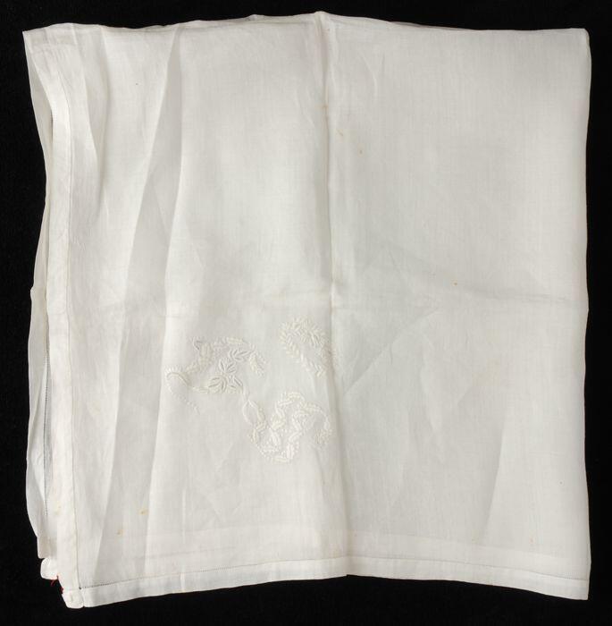 Grote vierkante zakdoek van zeer fijn wit batist met monogrammen in wit borduursel