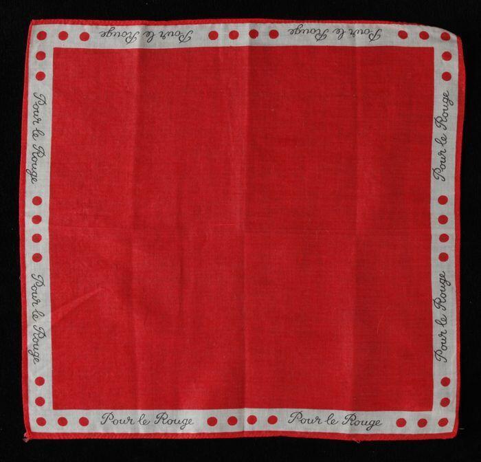 Vierkante katoenen zakdoek met opdruk van stippen in rood en zwarte tekst, "Pour le Rouge"