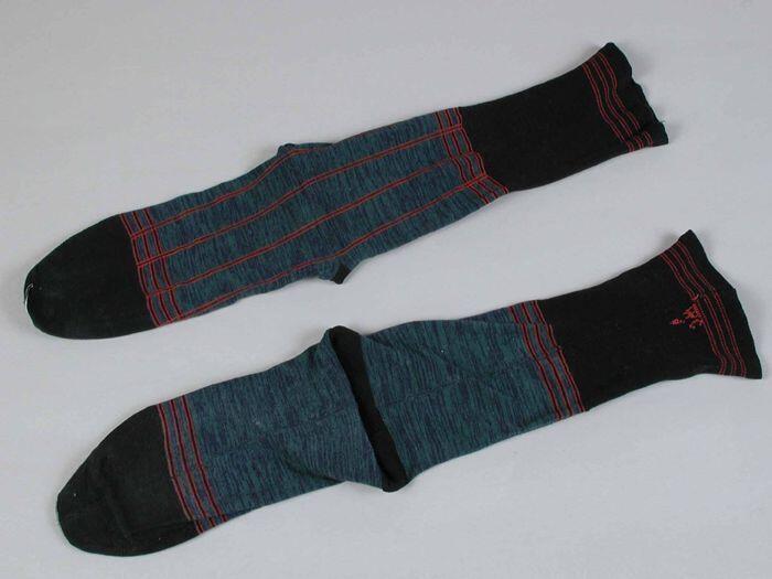 Paar sokken van fijn tricot katoen blauwgroene voet, zwart boord en rode strepen, "W.C."