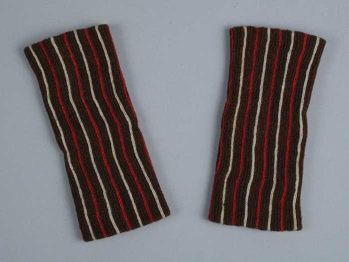 Paar kleine polsmoffen van wollen tricot, donkerbruin met rode en witte strepen