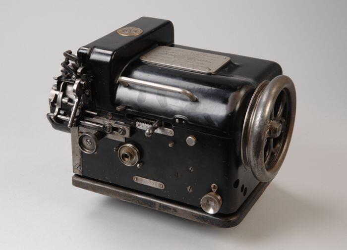 Bandstro-naaimachine van zwart gelakt metaal, "WILLCOX & GIBBS, HAND-STICH STRAW MACHINE"