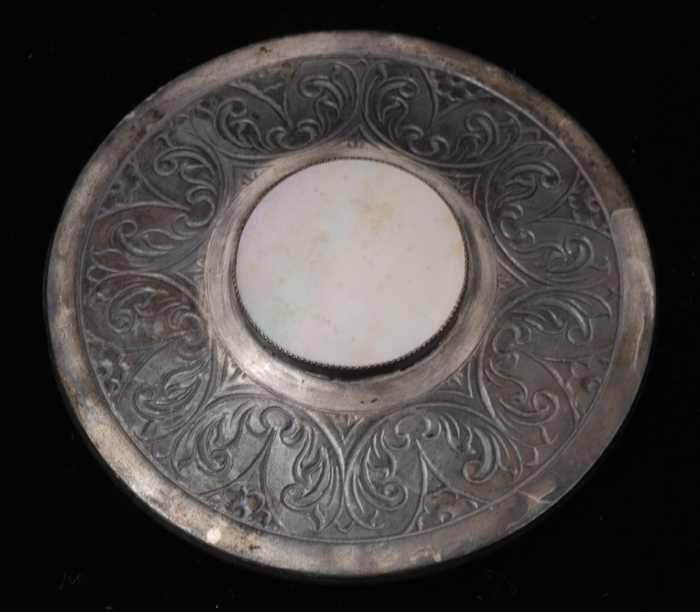 Broche, ronde sierspeld van metaal met ingegraveerd ornament en rond hart van paarlemoer, kapper…