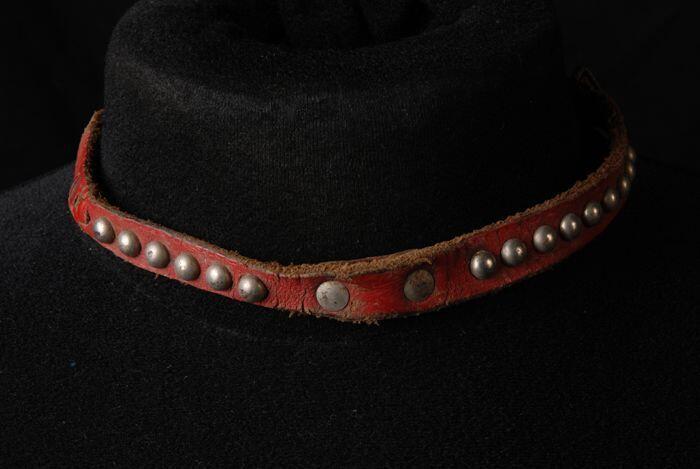 Rode beschilderde leren hondenhalsband met ijzerbeslag, punkkleding