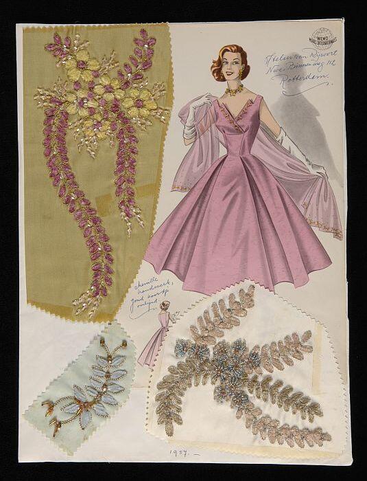 Stalenblad met collage en drie opgeplakte borduurstalen met gekleurd chenille, pailletten en kralen…