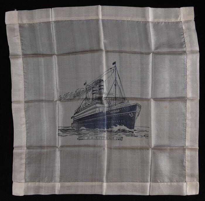 zijde gelegenheidsdoek, bedrukt in donkerblauw met afbeelding van stoompassagiersschip de "SS…